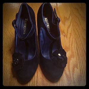 Restricted retro T-strap heels